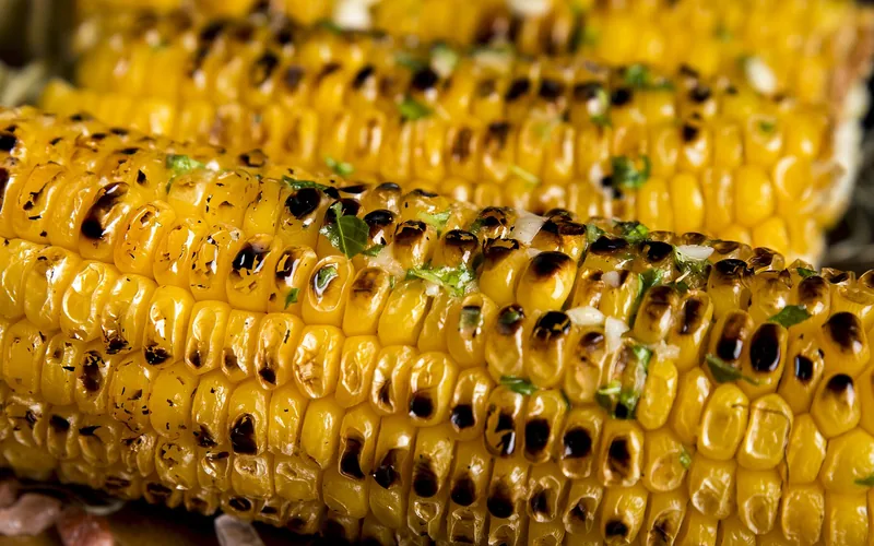 Elotes asados sobre una tabla de madera