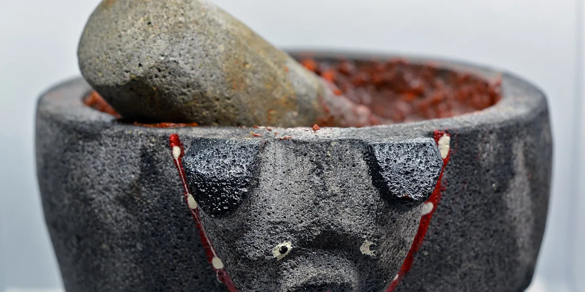 Molcajete de piedra con salsa roja
