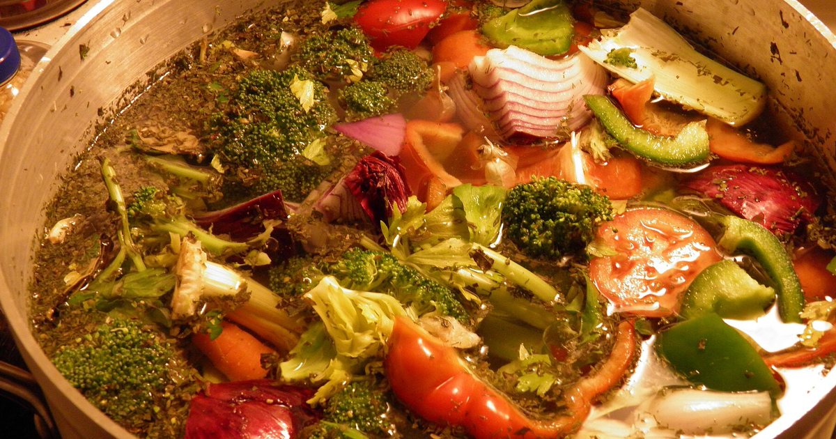 Olla con verduras picadas en caldo