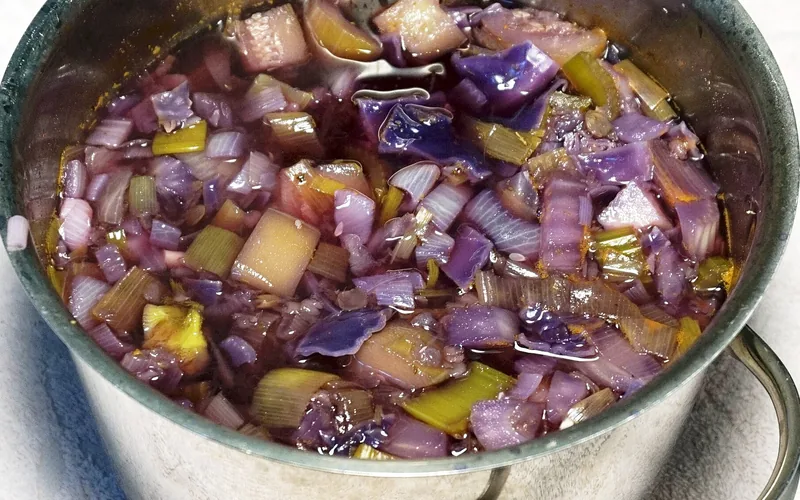 Olla con col morada y cebolla